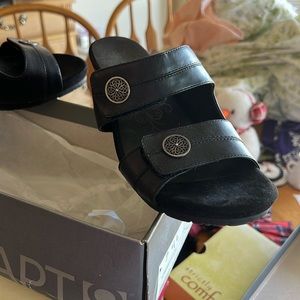 Black sandals in great shape. The top straps are Velcro so you can adjust them.